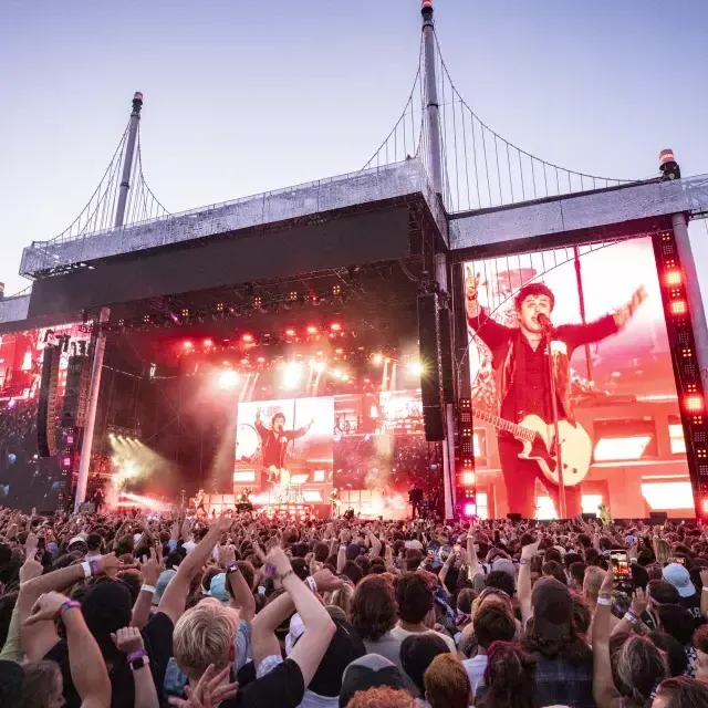 Outsidelands Festival에서 공연하는 Green Day의 대형 스크린 이미지